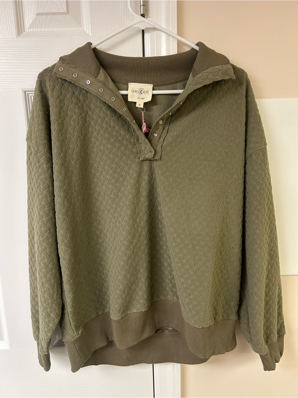 NWT Umgee quilted long-sleeve pullover sweatshirt